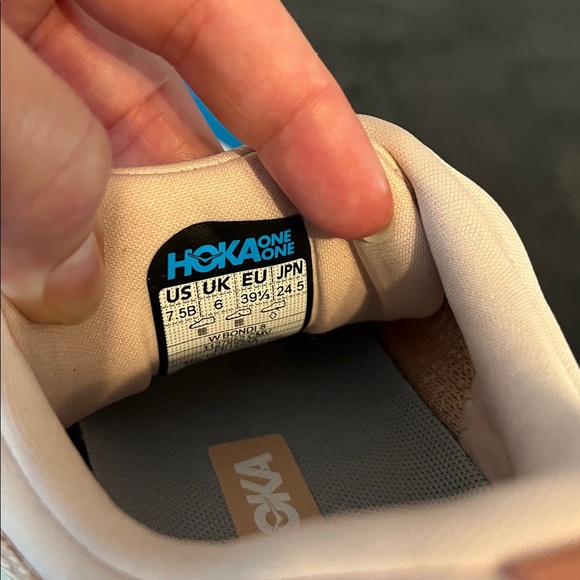 New never worn Hoka Women’s 7.5B Bondi 8 Sneakers Orange Peach, Gray, & Orange - Picture 3 of 11